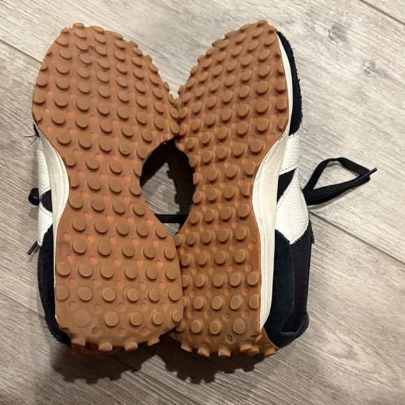 Black New Balance 327, women’s 7.5 - Picture 4 of 5